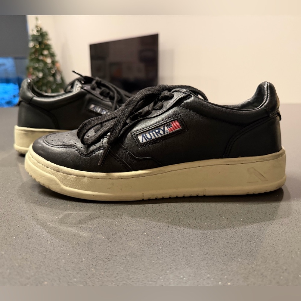 Autry Black Leather Medalist Low Sneakers in Super Soft Nappa Size 39 US 9 EUC